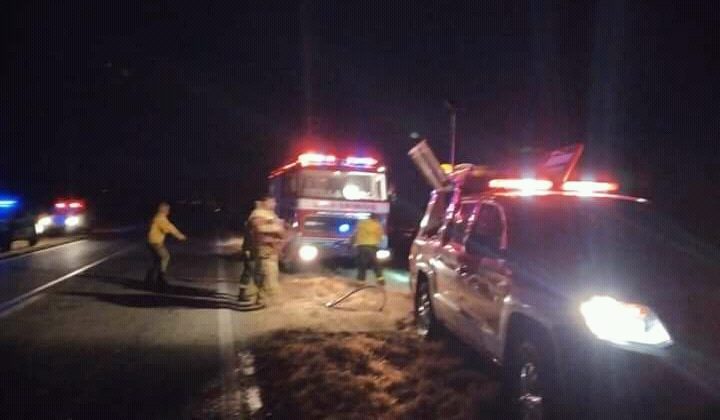 Bomberos trabajan para contener incendios forestales