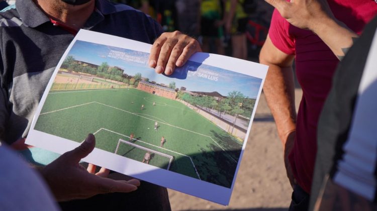 El club Aseba cumple el sueño de tener su cancha de césped sintético