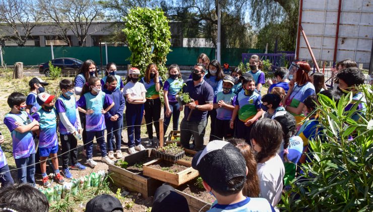 El Ministerio de Producción brindó una capacitación sobre agroecología en la Escuela Generativa “Ave Fénix”