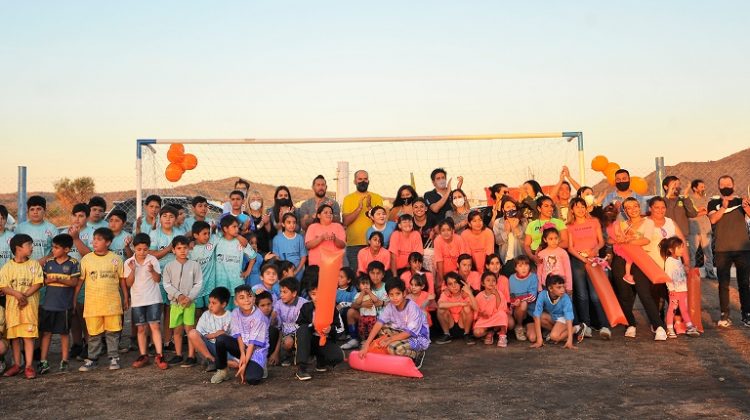 Diversión y deportes: inauguraron una cancha de fútbol en el barrio Padre Mugica