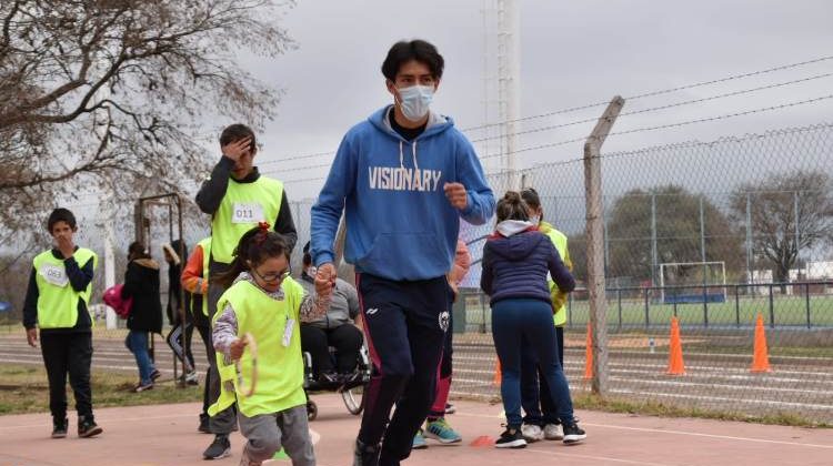 El “Ave Fénix” recibió el primer encuentro de atletismo adaptado del año