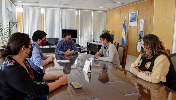 El ministro Lavandeira recibió a integrantes del Ateneo Juvenil Sociedad Rural Río V