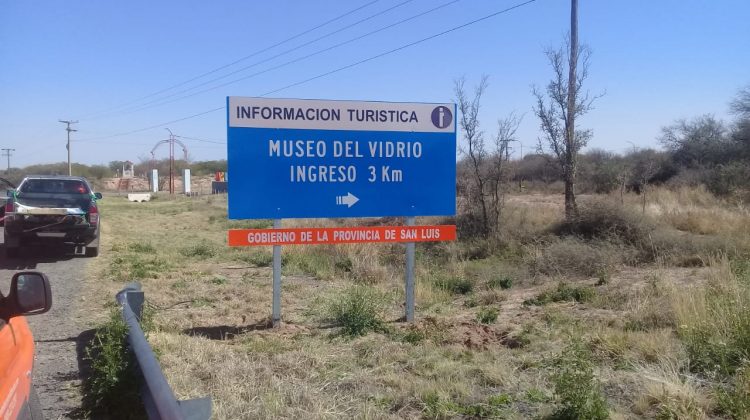 Continúa la colocación de cartelería turística en accesos a San Luis