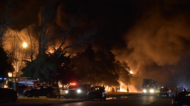 Bomberos, brigadistas de San Luis Solidario y policías combaten el fuego en una fábrica: solicitan a las personas que no se acerquen al lugar