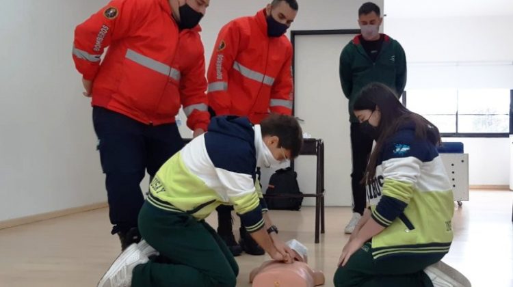 Bomberos de la Policía brindaron una capacitación en el Centro Educativo Causay