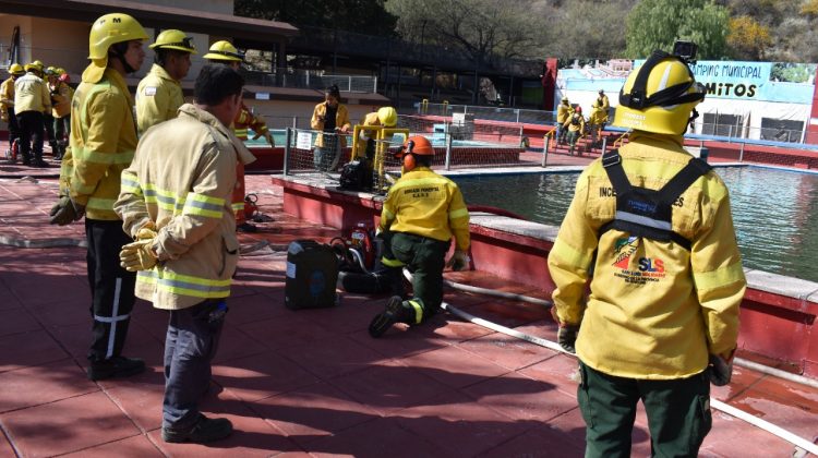 Bomberos y Brigadistas completaron una capacitación sobre uso y mantenimiento de motobombas