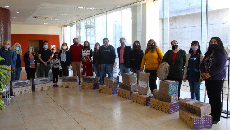 El Ministerio de Educación inició la entrega de la colección literaria “Leer abre mundos”