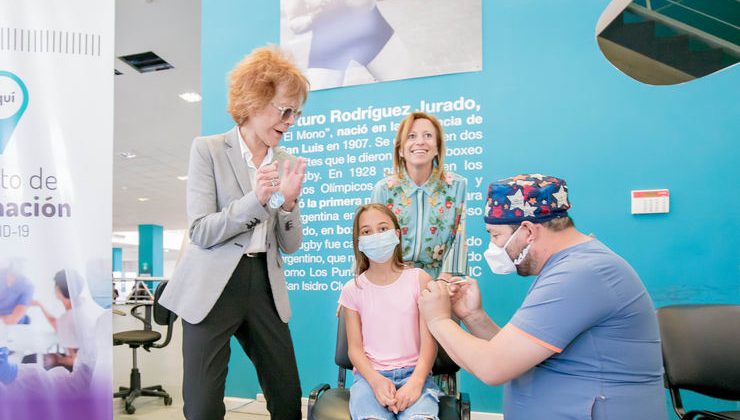 La ministra de Salud visitó el puesto de vacunación e hisopado en el Campus de la ULP