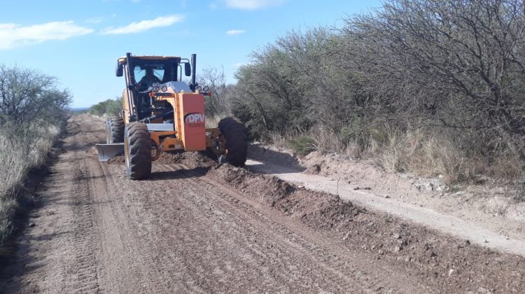 Vialidad provincial realiza obras para acondicionar y mejorar los caminos que recorren el territorio provincial