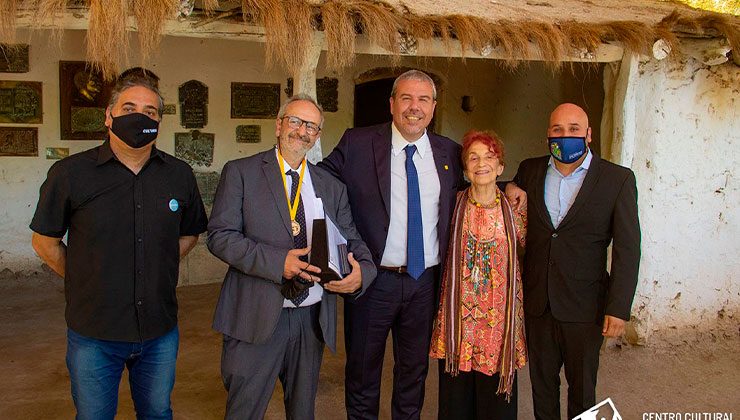 El Solar Histórico fue el escenario para la entrega del galardón honorario especial a María Teresa Sirvent y Álvaro Maglia Canzani