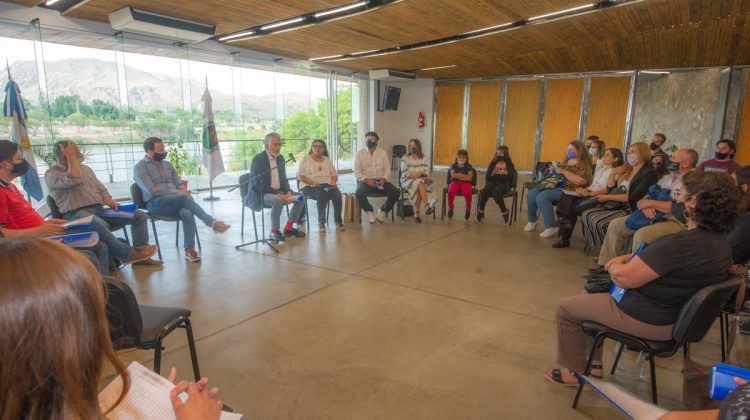 El gobernador se reunió con representantes de la Comunidad Huarpe de Guanacache y del Parque Nacional Sierras de las Quijadas