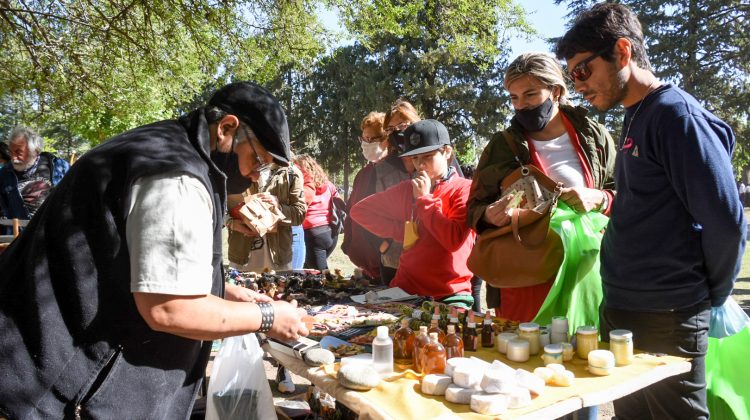 El Parque de las Naciones vivió otra jornada a puro color con la Feria de Pequeños y Medianos Productores