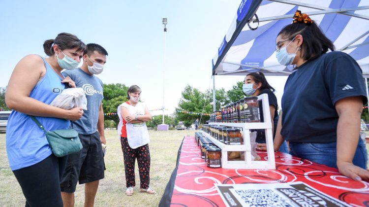 La Feria de Pequeños y Medianos Productores se disfruta en el Parque Recreativo de la Villa de Merlo