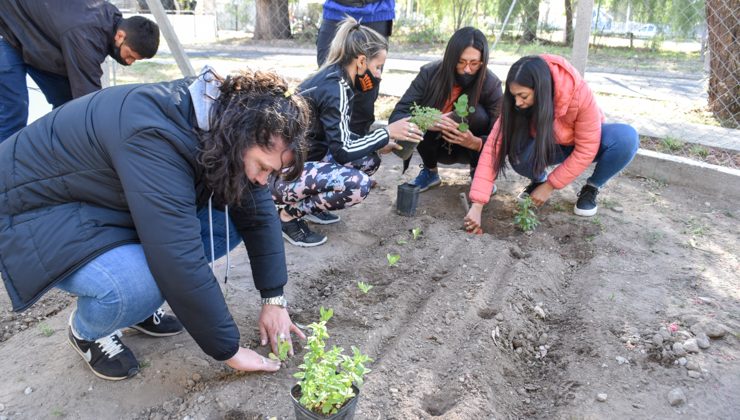 Alumnos y docentes de la Escuela Generativa “Por Un Mañana Mejor” ya tienen su huerta agroecológica