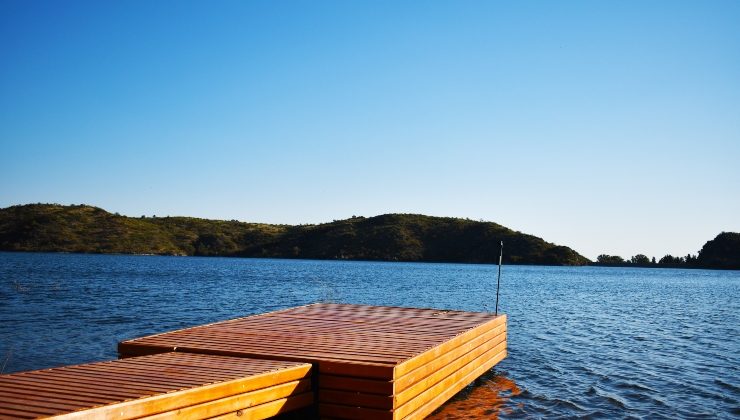 Colocaron muelles flotantes en distintos espejos de agua de la provincia