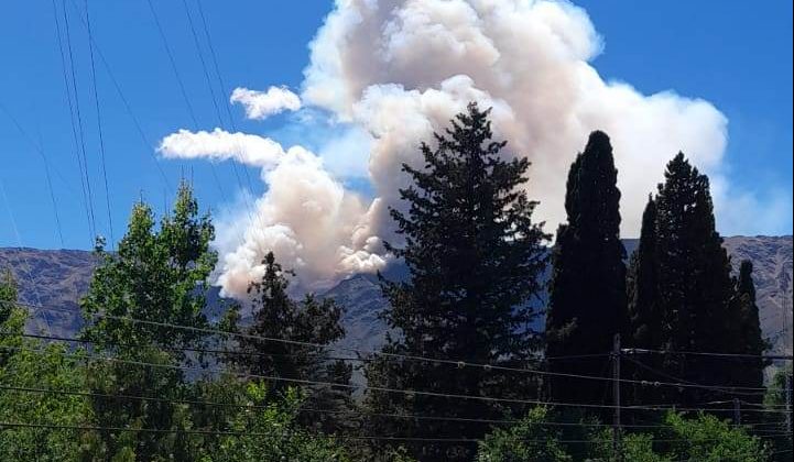 Bomberos y brigadistas combaten incendios en cercanías de Villa de Merlo