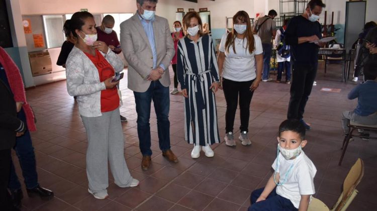 La ministra Sosa Araujo visitó, junto a funcionarios de Salud de la Nación, escuelas donde se realizaron operativos de vacunación COVID a menores