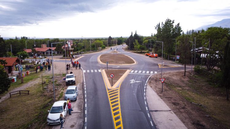 La Provincia inauguró la rotonda de acceso a la localidad de Los Molles en el departamento Junín