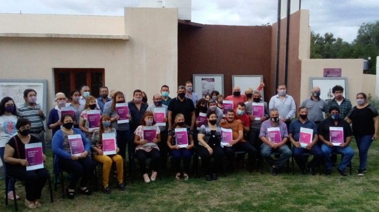 En el departamento Ayacucho, 66 familias recibieron las escrituras de sus hogares