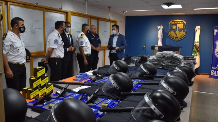 La Policía recibió nuevo equipamiento e indumentaria