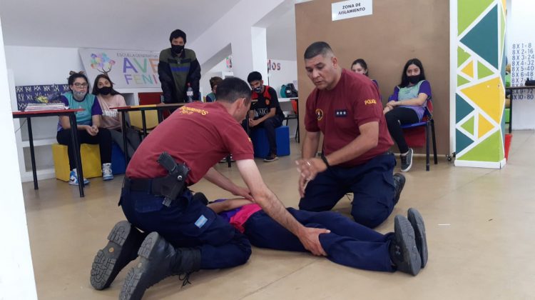 Bomberos brindaron capacitaciones a alumnos y protectores comunitarios