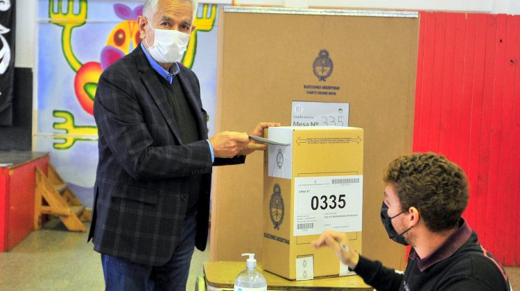 El gobernador Rodríguez Saá votó en la Escuela Rivadavia: “Es un día puntano, una verdadera fiesta de la democracia”