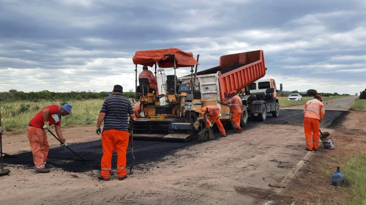 Realizan una importante obra de bacheo profundo sobre la ruta provincial N° 3 Sur