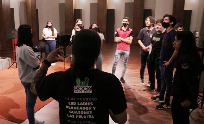 Estudiantes de la Escuela Generativa “Terra Mater” visitó los estudios de Casa de la Música