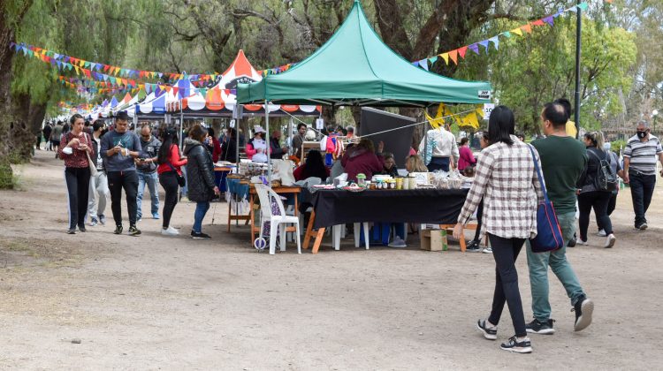 Las familias puntanas disfrutaron de la Feria de Pequeños y Medianos Productores en el Parque de las Naciones