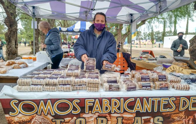 Productores, diseñadores y artesanos destacaron la realización de la Feria de Pequeños y Medianos Productores