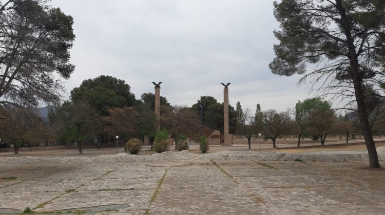 Sábado con cielo parcialmente nublado, fresco y con viento leve del noreste