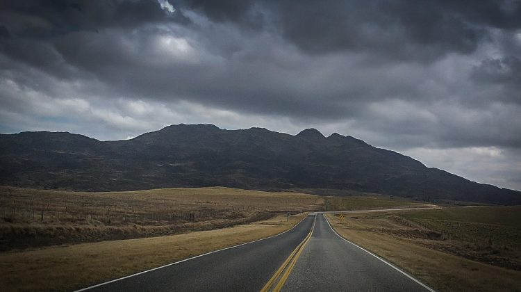 Jueves con cielo mayormente nublado, lloviznas y viento moderado del sureste con ráfagas fuertes