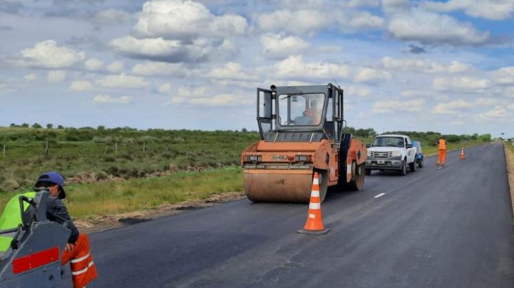 Reconstruyen el pavimento en el tramo de Buena Esperanza a Batavia