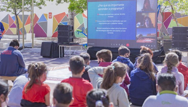 Estudiantes participan en el concurso Mini y Mega Programadores XD