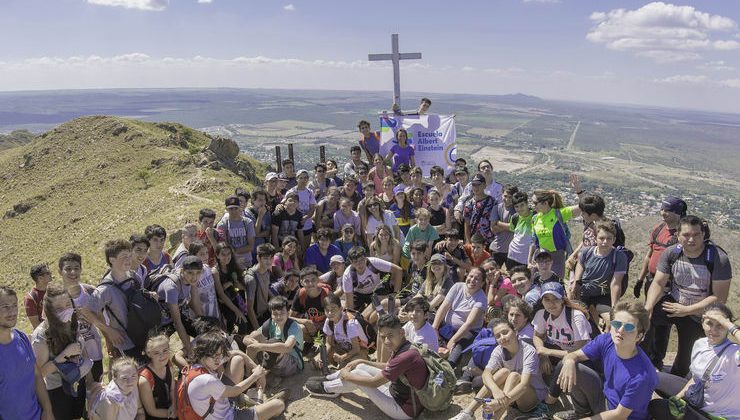 Alumnos del secundario de EPD “Albert Einstein” escalaron el Cerro de la Cruz