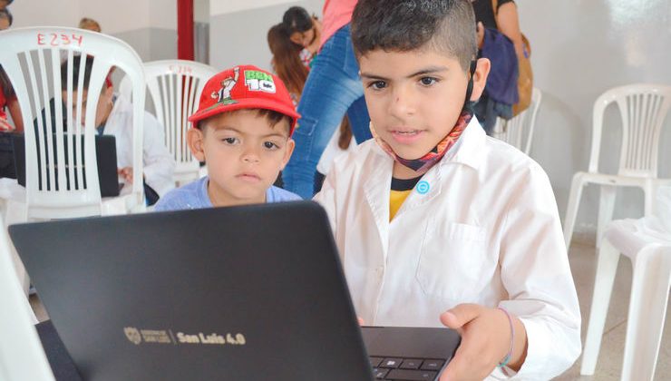 La ULP y el Ministerio de Educación entregaron más de 2 mil computadoras 