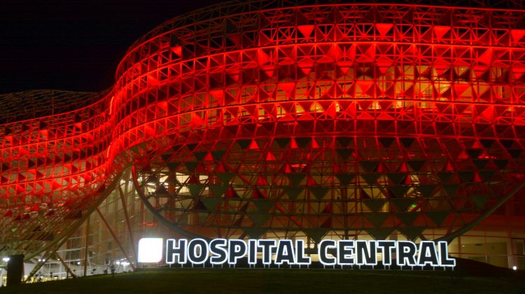 El Hospital Central “Dr. Ramón Carrillo” se iluminó de rojo en conmemoración al Día Mundial de Lucha contra el Sida