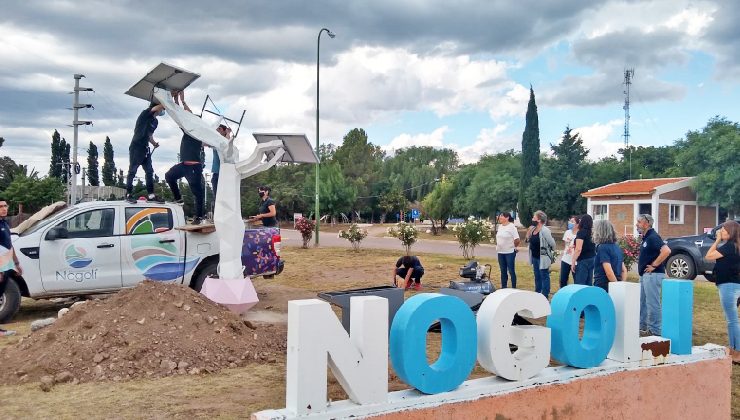 El primer árbol solar de la provincia se instaló en Nogolí