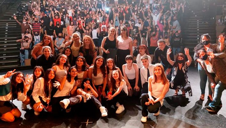 El taller de adolescentes del Centro Cultural Puente Blanco cerró el año con “Batalla de Musicales”