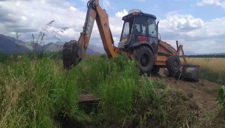 Trabajan en la limpieza de 1.300 metros de canal de riego en Leandro N. Alem