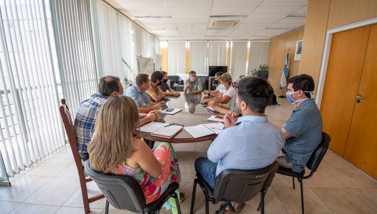 Coordinan acciones para fomentar las compras de fin de año en comercios locales