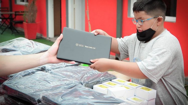 Entregaron notebooks a estudiantes de 3 escuelas de la ciudad de San Luis