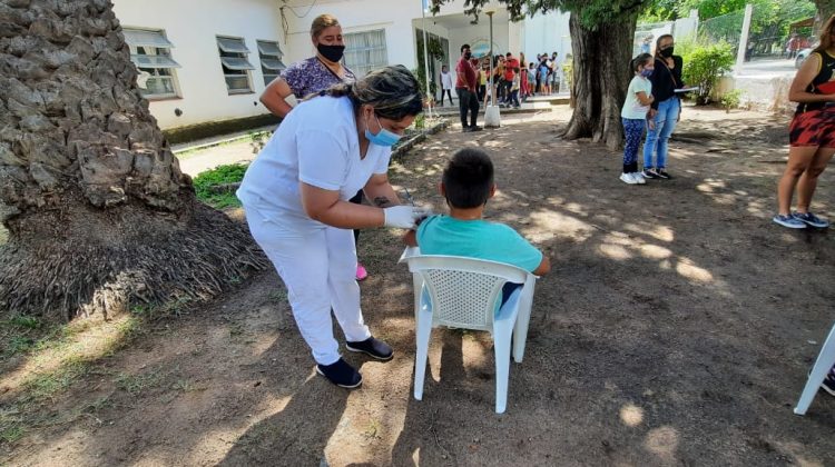 Aplicaron segundas dosis a niños y niñas de las escuelas de Balcarce y Cortaderas