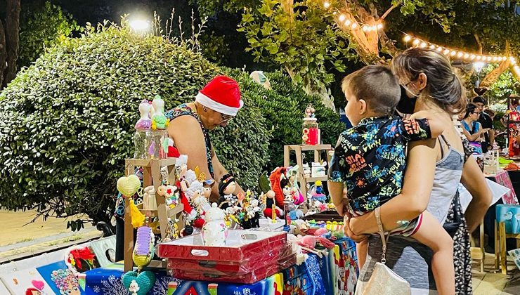 El MADA Navideño realiza su paseo de compras en la Plaza Independencia