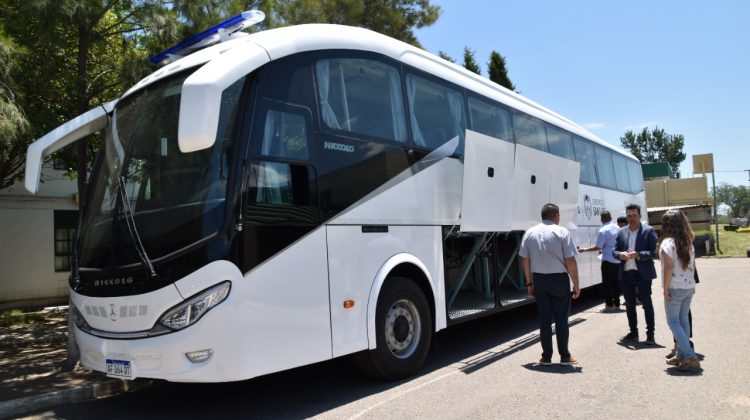 Anastasi hizo entrega de un colectivo para el Servicio Penitenciario