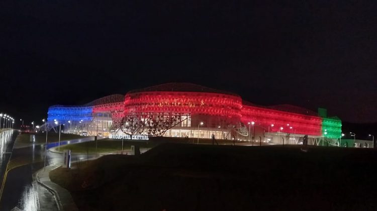 El Hospital Central “Dr. Ramón Carrillo” se iluminó para visibilizar el Día Internacional de las Personas con Discapacidad