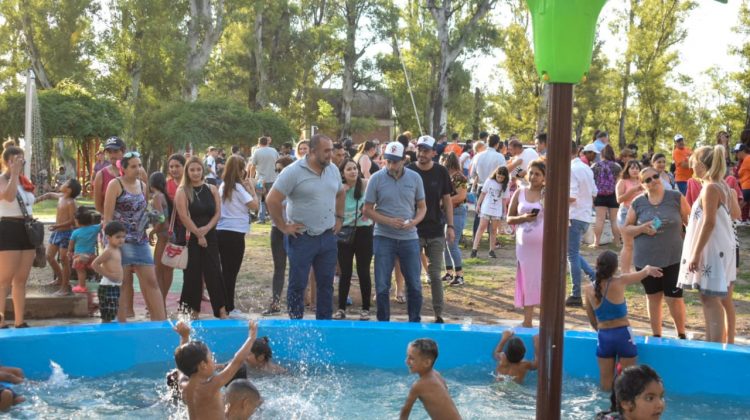 El secretario de Turismo, Luis Macagno, participó del lanzamiento de la temporada estival inaugurando un parque acuático en la Costanera del Río Quinto