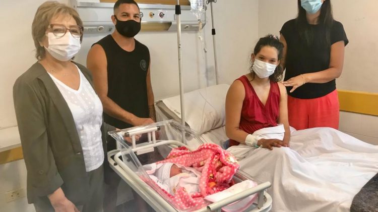 La ministra de Salud visitó a Paula, la primera bebé del 2022 nacida en la Maternidad provincial