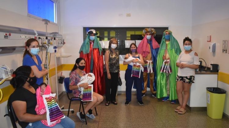 La ministra de Salud acompañó a los “Reyes Magos” que llegaron a la maternidad provincial “Teresita Baigorria” y juntos entregaron regalos a los recién nacidos