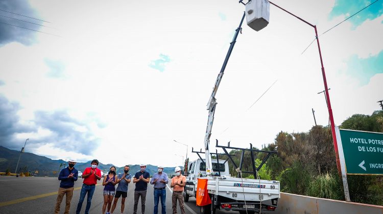 Empezaron a modernizar el sistema de iluminación vial en Potrero de los Funes